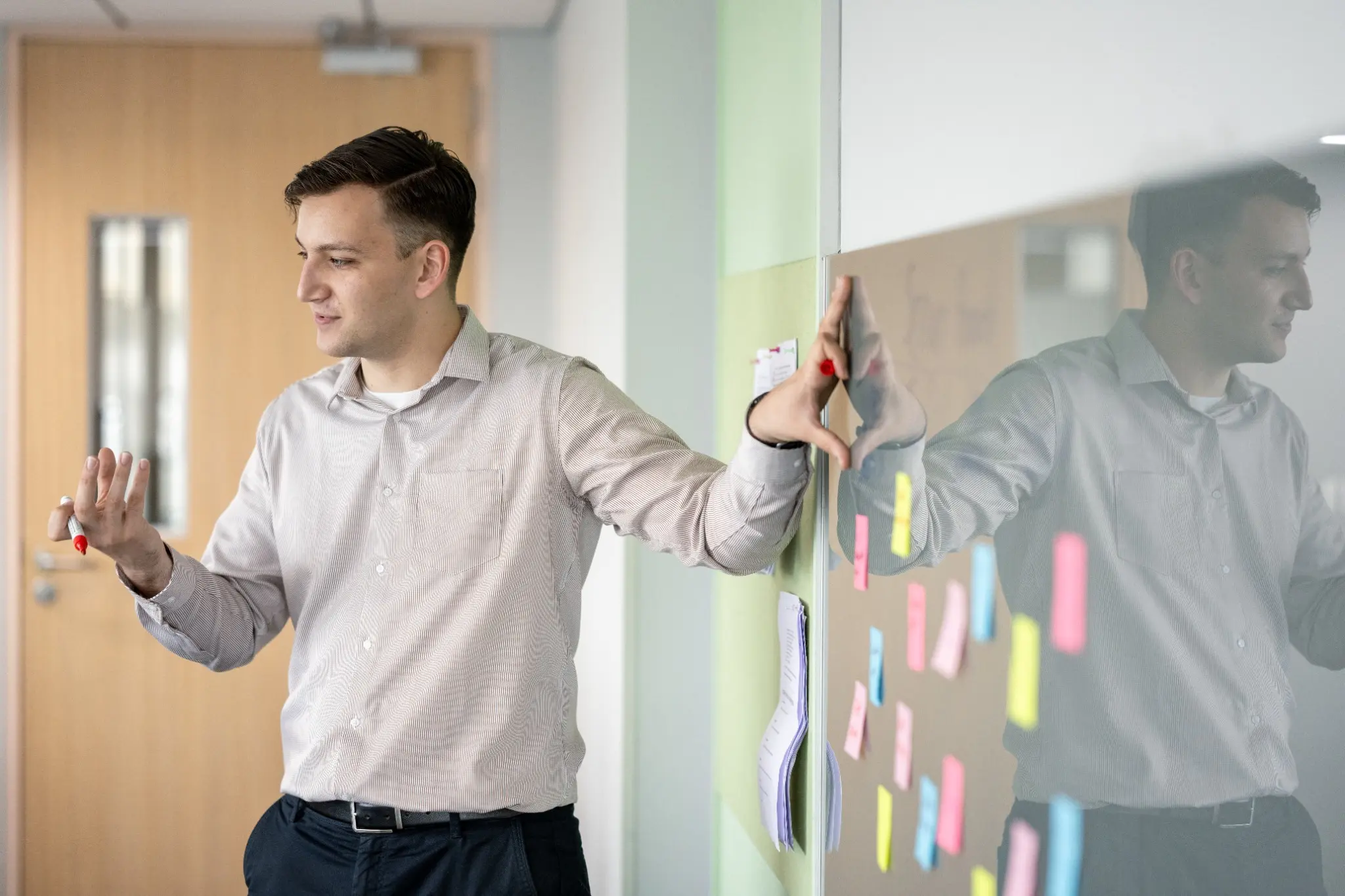 Floris tekent het selectieproces uit op een whiteboard in Bangalore